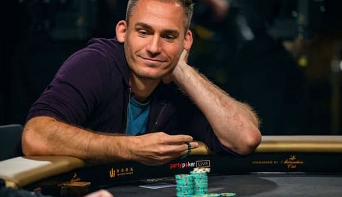 Le joueur de poker Justin Bonomo